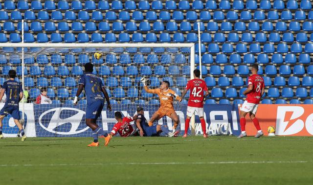 Santa Clara perde e fica cada vez mais perto da linha de água 