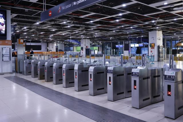 Comboio colide com grua em Espanha e faz três feridos