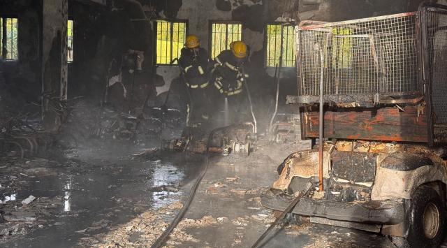 Incêndio em pavilhão destrói 12 carros de golfe no campo das Furnas