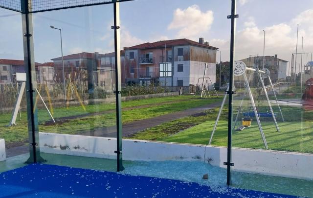 Campo de padel de Rabo de Peixe vandalizado