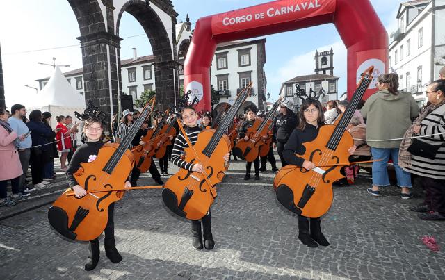 Corso de Carnaval espalha cor e alegria pela cidade de Ponta Delgada (com fotos)
