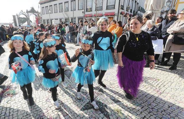 Corso de Carnaval espalha cor e alegria pela cidade de Ponta Delgada (com fotos)