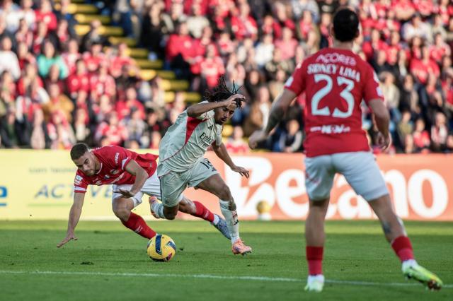I Liga: Benfica vence nos Açores e pressiona FC Porto e Sporting
