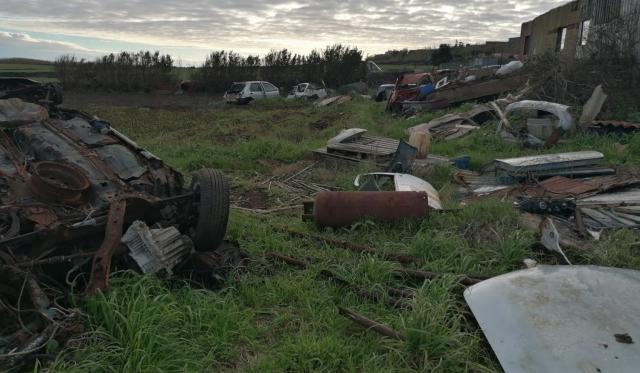Depósito ilegal de resíduos e veículos suspeito de contaminar solos na ilha Terceira