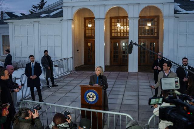 Hillary Clinton exige que verdade venha à tona no caso Epstein