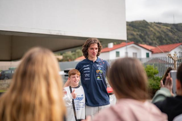 Pedro Câmara Jr. visita Escola Básica e Secundária das Velas em São Jorge 