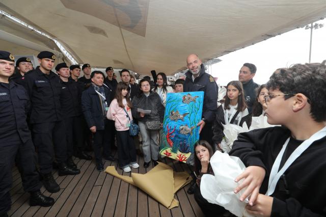 Cerca de uma centena de alunos da EBI Lagoa visitam o Statsraad Lehmkuhl