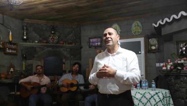 “Ser cantador é a arte de pensar rápido e transformar o pensamento em quadras de redondilha”