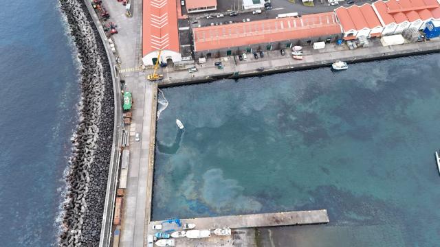 Mancha de poluição de origem desconhecida detetada no porto da Horta