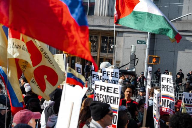 Dezenas de pessoas protestam em Nova Iorque contra e a favor da prisão de Maduro