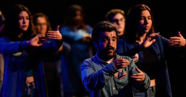 Ouvir sem som é sentir a música através do corpo