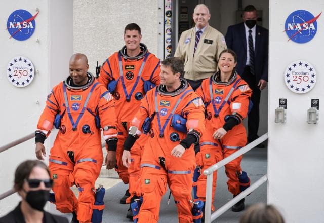 Astronautas da Artemis II acordam na cápsula Orion e orbitam a Terra no 1.º dia
