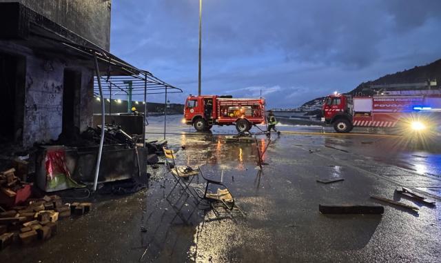 Incêndio destrói casas de aprestos na Ribeira Quente e faz um ferido