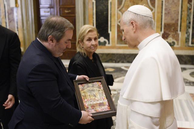 Eurodeputado do PSD entrega registo do Senhor Santo Cristo dos Milagres ao Papa