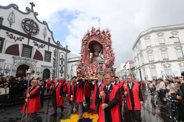 “Vão porque o Senhor os chama”: milhares na procissão do Senhor Santo Cristo