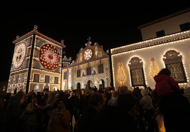 Rebuçados tradicionais adoçam boca de novos e velhos nas festas do Santo Cristo