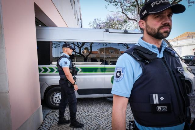 Tribunal retoma interrogatório a suspeitos de abandono de crianças em Alcácer