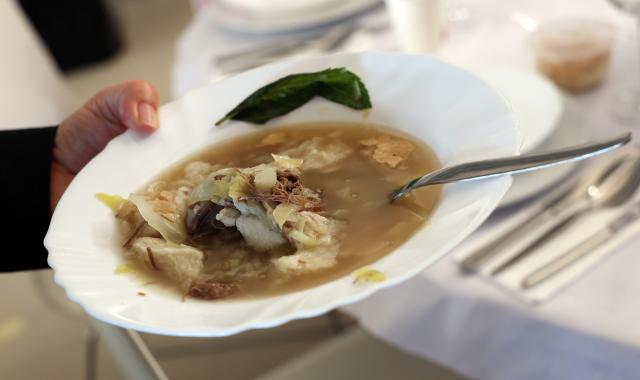 Sopas do Espírito Santo servidas em Ponta Delgada no Dia dos Açores comemoram a partilha