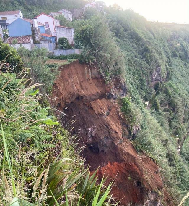 Moradias evacuadas após derrocada em Santo António