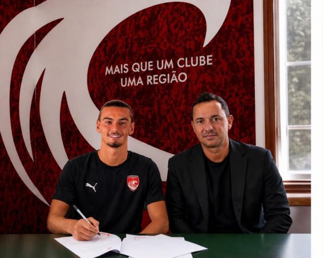 João Vasconcelos assina com o Santa Clara até 2029
