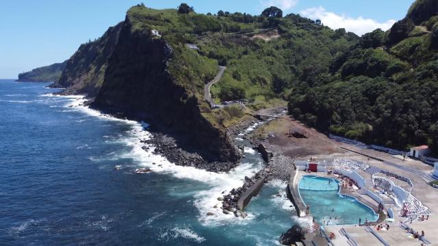 Nordeste explica acumulação de detritos nas Piscinas da Boca da Ribeira