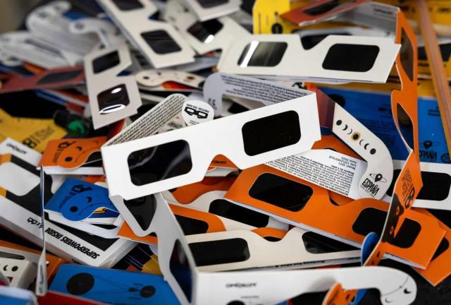 Esgotados óculos gratuitos para observação do eclipse solar total