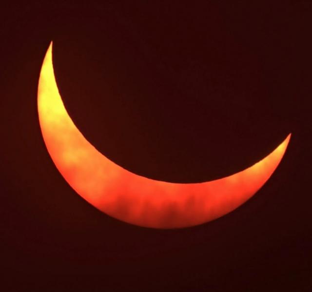 Eclipse parcial do sol mobiliza centenas de curiosos em São Miguel