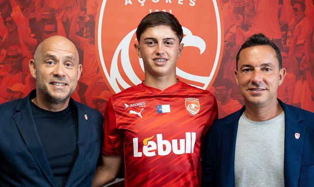 Manuel Ribeiro assina contrato profissional pelo Santa Clara 