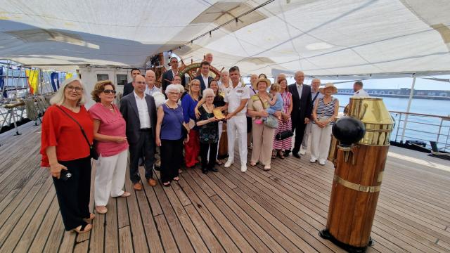 Medalha de Craig Mello a bordo do navio-escola Sagres