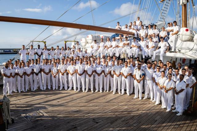 Sagres despede-se dos Açores depois de meses em missão