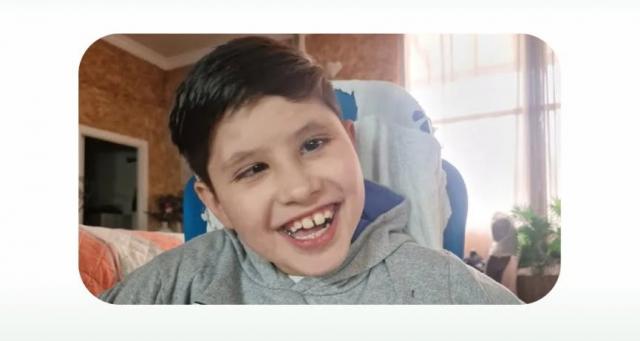 Jovem das Capelas procura apoio para recuperar mobilidade roubada por doença neurológica rara