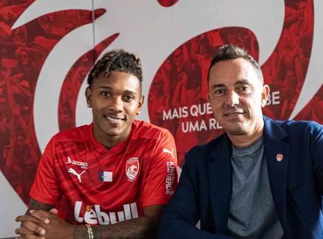Santa Clara contrata defesa central Ythallo por três temporadas
