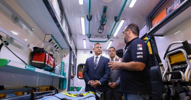 Bombeiros dos Açores recebem ambulâncias e monitores/desfibrilhadores novos 