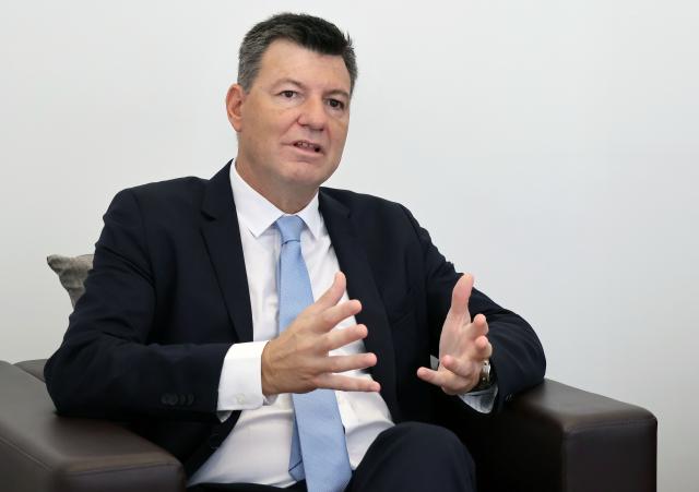 “O momento que estamos a viver nos transportes é constrangedor para os Açores e inibe o fluxo de pessoas, mas também de serviços e bens”