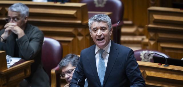 Carneiro desafia Montenegro sobre lei das rendas, PM diz que PS não tem “a mínima autoridade”