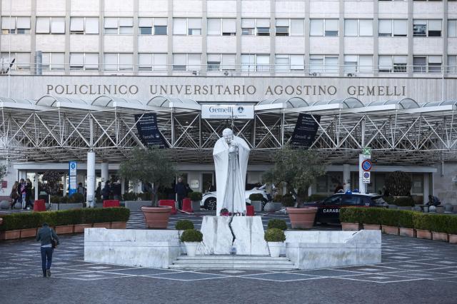 Papa já está no hospital para ser submetido a uma cirurgia ao pulmão