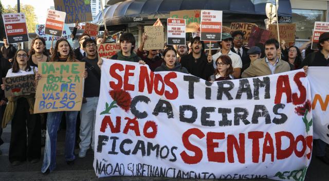 Mais de uma centena de estudantes concentrados em Lisboa contra descongelamento das propinas