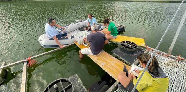 Lagoa das Furnas com sonda para monitorização contínua do sistema vulcânico