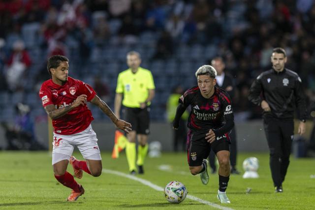 Reviravolta do Benfica dita fim da invencibilidade do Santa Clara 