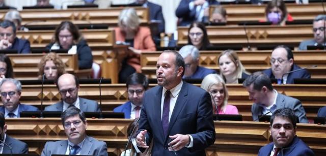 Montenegro desafiado a cumprir promessas com os açorianos