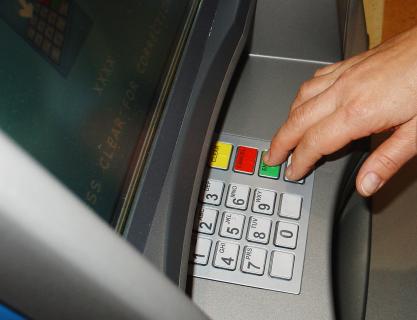 Compras com cartão sobem e levantamentos em multibanco caem em novembro