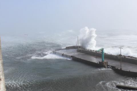 Ilhas do grupo Ocidental dos Açores sob aviso vermelho por agitação marítima