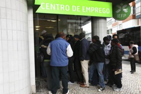Desemprego cai para 5,6% em dezembro e iguala mínimo de 23 anos