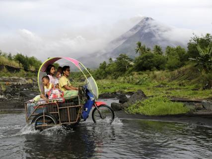 Atividade do vulcão Mayon nas Filipinas obriga à retirada de 300 famílias