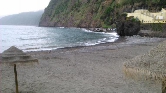 Praia dos Pelames reabre a banhos após interditação