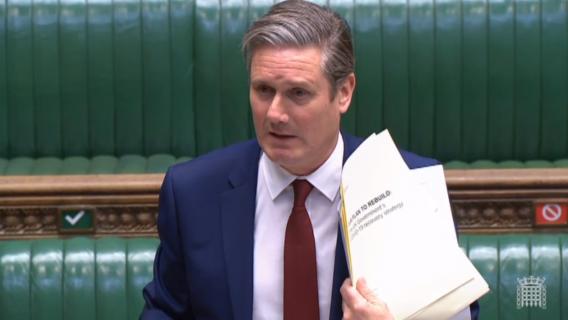 Starmer recusa demitir-se e desafia candidatos a desencadearem eleição interna 