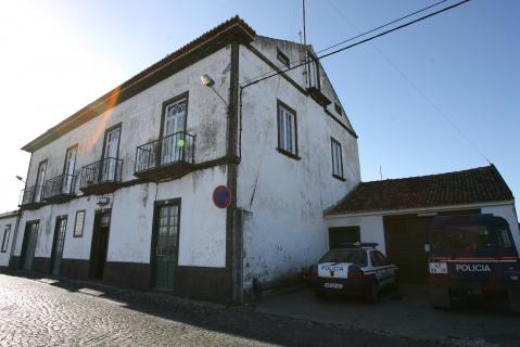 Incêndio em esquadra leva câmara a chamar República