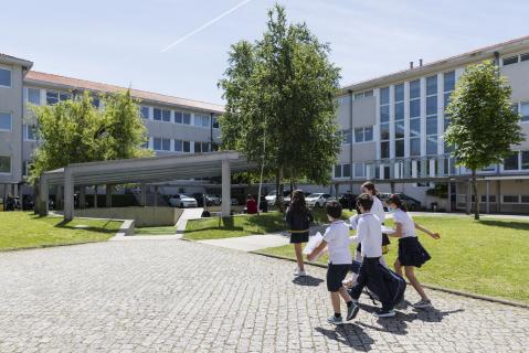 Vantagem de colégios face a escolas públicas anula-se quando escolaridade dos pais é igual