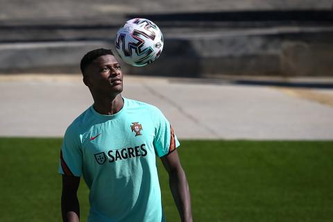 Nuno Mendes, Vitinha, João Neves e Bruno Fernandes nomeados para a Bola de Ouro 