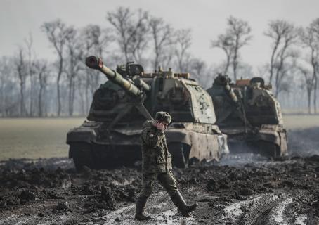 Gastos militares mundiais aumentaram 2,9%, atingindo 2,45 biliões de euros em 2025